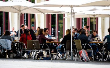 Teraslarda bar ve restoran olarak yer yok.