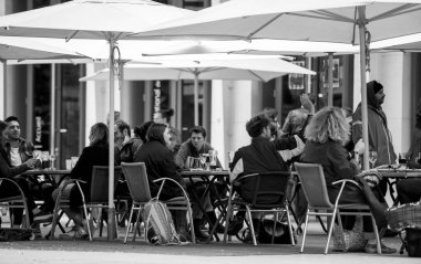 Aylarca süren koronavirüs salgınından sonra barlar ve restoranlar yeniden açılırken teraslarda yer yok.