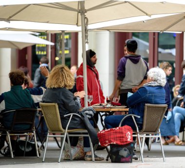 Aylarca süren koronavirüs salgınından sonra barlar ve restoranlar yeniden açılırken teraslarda yer yok.