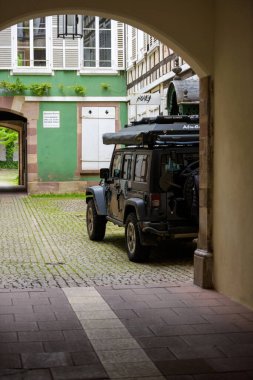 Yeni siyah lüks SUV bir sonraki macera jipi için hazır.