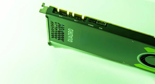 Nieuwe krachtige Nvidia Quadro RTX video gpu kaart met alle aansluitingen voor dual ai computing SLI poorten stereo en sync aansluitingen — Stockfoto