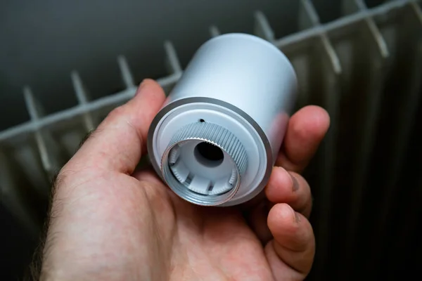 POV mano masculina que muestra la cabeza termostática moderna del radiador conectado — Foto de Stock