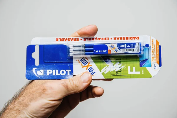Man hand håller nytt paket Pilot Frixion raderbar penna — Stockfoto