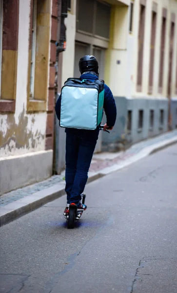Одинокий курьер на скутере доставляет еду на скутере — стоковое фото