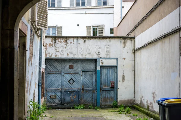 斯特拉斯堡市中心生锈的旧门上的老式车库铭文 — 图库照片