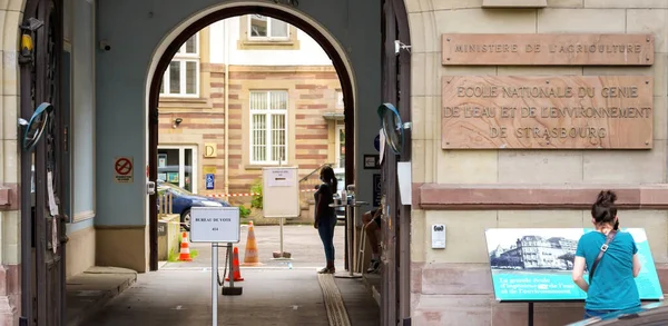 France Voters are called to the polls for the second round of regional and departmental elections — Stock Photo, Image