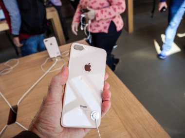 POV erkek, yeni Apple Bilgisayarları iPhone 8 'i yeni kamerayla tutuyor