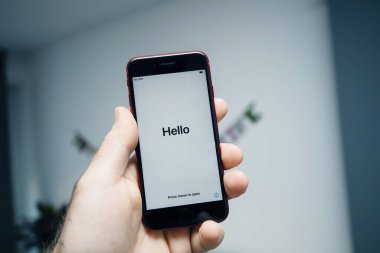 POV erkek eli son model iPhone SE 2. Nesil akıllı telefon