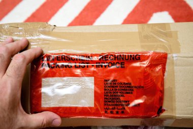Fatura belgeleri için içinde plastik fiş olan paket tutuluyor