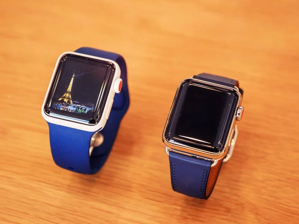 Due nuovi prodotti indossabili Apple Watch una versione in alluminio — Foto Stock