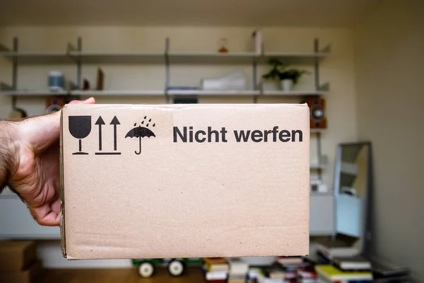 Verpackungskarton mit deutschem Text halten Nicht werfen übersetzt als nicht werfen — Stockfoto