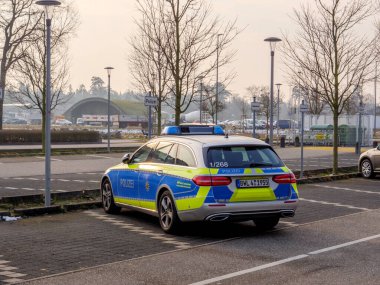 Mercedes-Benz marka polis arabası.