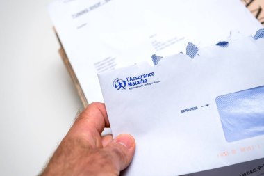 Maladie Sigorta 'dan gelen açık bir zarf Fransız Sağlık Sigortası olarak tercüme edildi