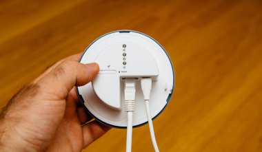 POV erkek eli yeni IKEA Tradfri Geçidi 'ni tutuyor