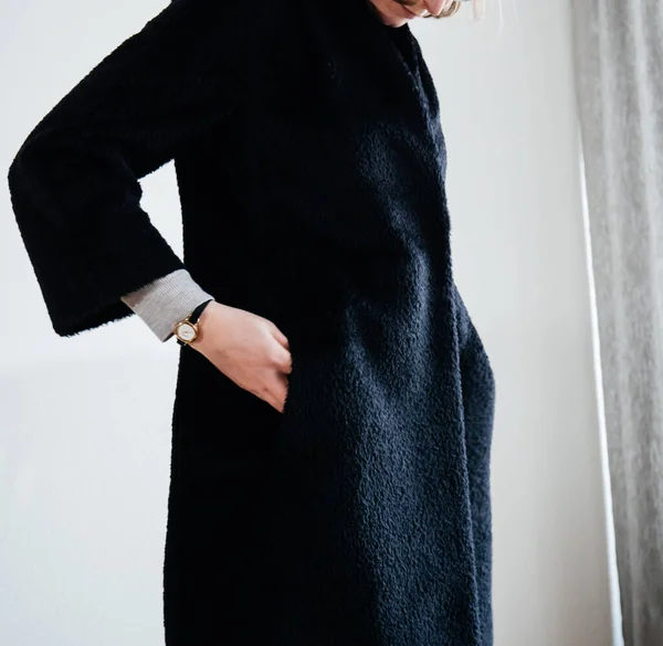 털실검은 고급 코트를 측정하는 여성 — 스톡 사진