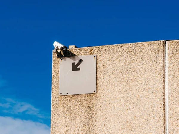 CCTV bezpieczeństwo przebiegła kamera na rogu budynku — Zdjęcie stockowe