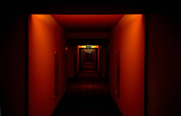 Corredor del hotel vacío con sala iluminada pobre en color rojo — Foto de Stock