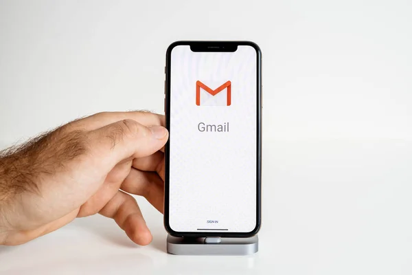 Aplicación Gmail applicaiton durante el proceso de inicio de sesión — Foto de Stock