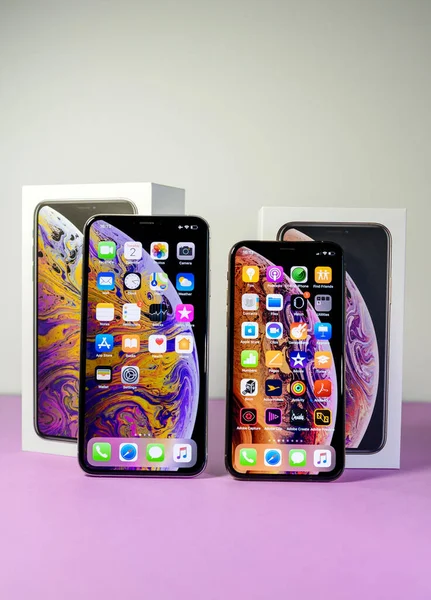 Apple Computers iPhone smartphones uno al lado del otro versión normal y Max que muestra todas las aplicaciones en la pantalla — Foto de Stock