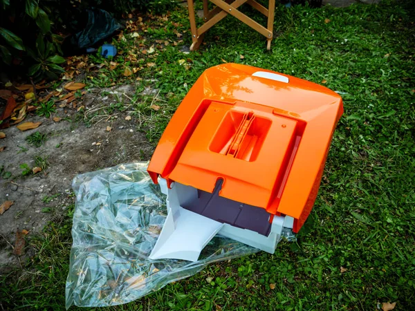 Unboxing orange gräsklippare 55 Liter gräs insamlingsbox — Stockfoto