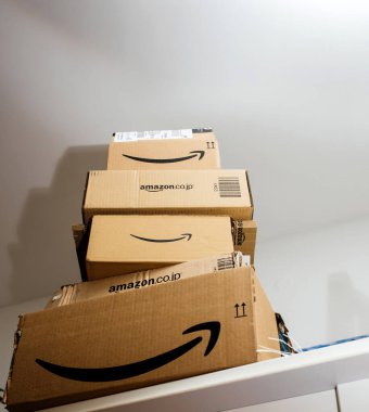 Birden fazla e-ticaret Amazon.com ve AMazon.co.jp karton kutu yığını