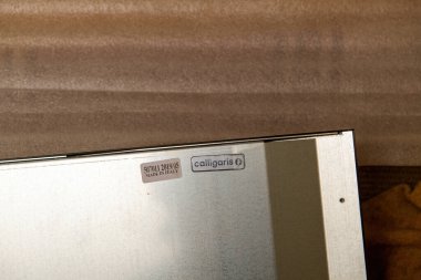 Yüklemeden önce yeni bir Calligaris lüks penceresinin makro görüntüsü