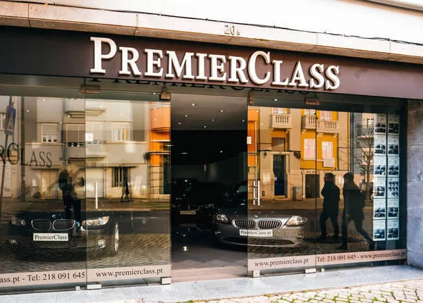 Premier Class luxe autoverkoper verhuurt auto showroom in Lissabon met BMW — Stockfoto