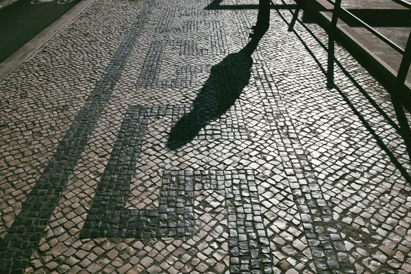 Skuggan av mänsklig siluett på Av. da Liberdade i centrala Lissabon — Stockfoto