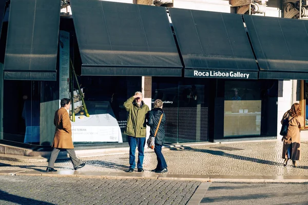 Gente frente a la galería de arte Roca Lisboa en el centro de Lisboa — Foto de Stock