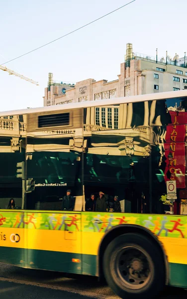 Portugiesischer Bus vor dem Teatro Eden auf dem Platz Praca dos Restauradores — Stockfoto