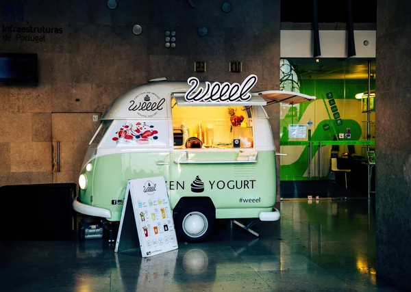 Weeel frozen yogurt food truck in central part of the Lisbon — Stock Photo, Image