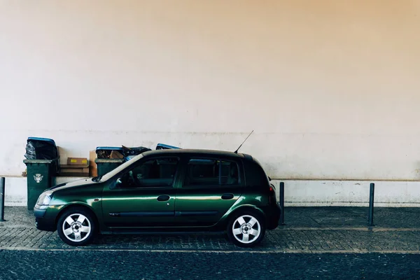 Green Renault Clio car parked near waste containers in Lisbon — Stock Photo, Image