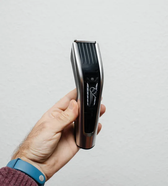 Чоловіча рука тримає нову бороду для волосся бритва електричний дріт вільний пристрій — стокове фото