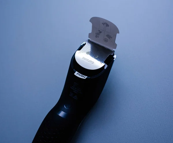 Närbild hår rakhyvel elektrisk tråd fri enhet med Philips logotyp efter unboxing — Stockfoto