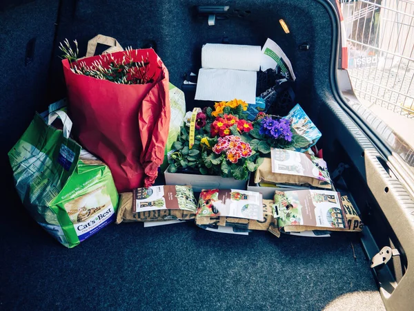 Car truck with multiple package, Cats Best litter, flowers in different size and colours — Stock Photo, Image