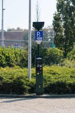Hollanda 'da park sayacı ve çatıda güneş pili var.