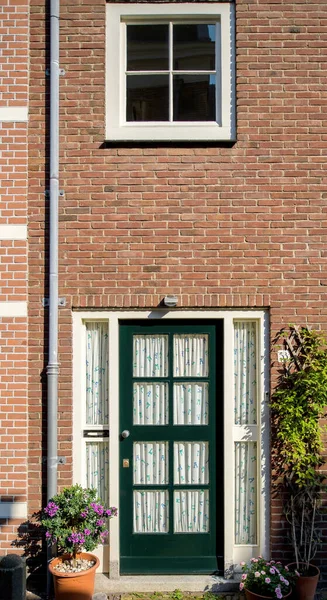 Зеленая дверь в центре города — стоковое фото