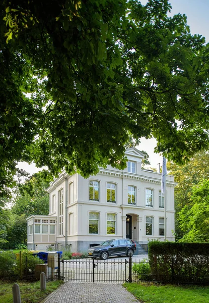 Beautiful dutch architecture in the heart of Haarlem with luxury Volvo SUV — Stock Photo, Image