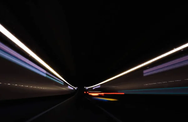 Conducir en el túnel con luz larga — Foto de Stock