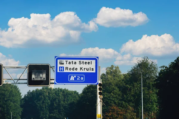 Autostrada z informacją o kierunku zjazdu do Tata Steel i Rode Kruis do zjazdu 2a — Zdjęcie stockowe
