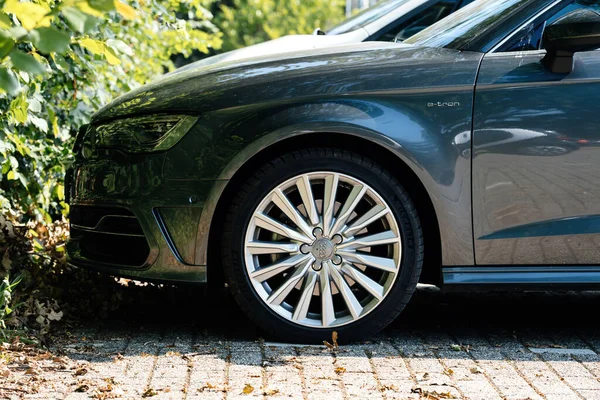 Vista lateral do novo carro Audi E-TRON com jantes de alumínio — Fotografia de Stock