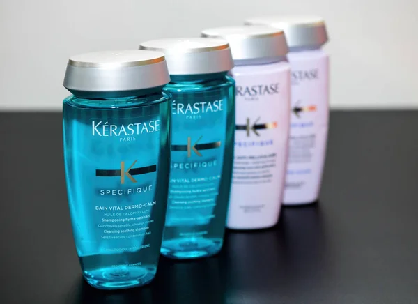 Presentatie rij van vier nieuwe Kerastase Paris specifique luxe shampoo — Stockfoto