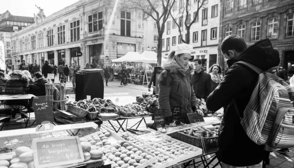 Mensen voetgangers kopen op de buitenmarkt kraam bagels Franse croissants — Stockfoto