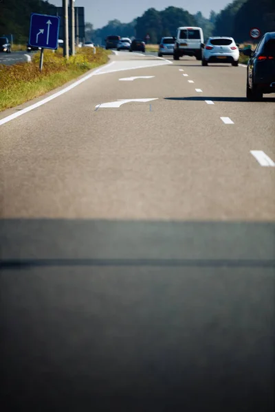 Flecha blanca en el asfalto de los coches de carretera holandeses —  Fotos de Stock