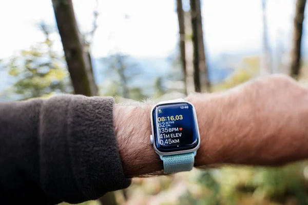POV αρσενικό χέρι στο δάσος κοιτάζοντας τον καρπό με την τελευταία Apple Watch Series 6 — Φωτογραφία Αρχείου