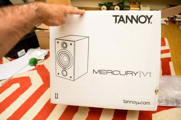 POV mannelijke hand kijken naar de Tannoy Mercury V1 luidspreker pakket — Stockfoto