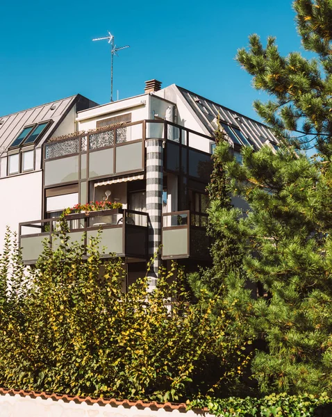 Modern apartment building on a warm summer day with clear blue sky and green bushes — Stock Photo, Image