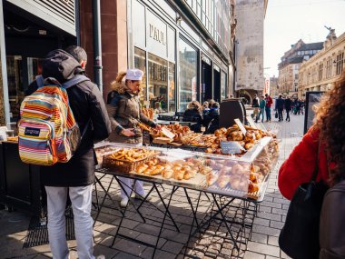 Müşteriler açık hava pazarında simit ve Fransız kruvasanlarında servis ediliyor.