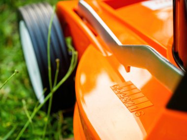 Çim biçme makinesi birden fazla kesme yüksekliği ayarları 1 ile 6 arasında