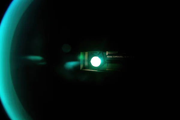 Bekerja cahaya dari Kodak Carousel S-AV 2050 proyektor slide — Stok Foto